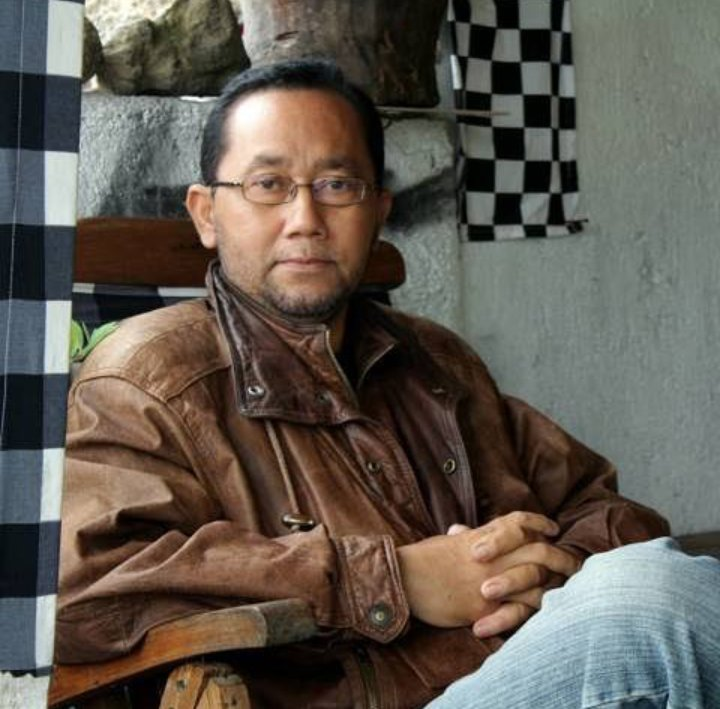 UJANGgrimis's tweet image. true story,
alm. Ayah pernah jadi Santa di Senayan City, circa 2006/2007, dan tiap masuk waktu solat dikasih istirahat 30 menit utk beliau solat dulu.

"Santa Solat"
dulu, hal ini gak aneh sama sekali.

he's now gone, but memory remains.