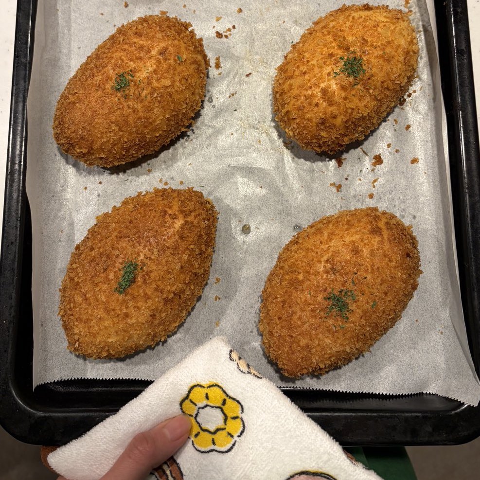 o9e4o's tweet photo. 一緒に住んでいると、やはり1人の時間も必要なので
彼はゲームで私はパン作りを楽しんだ🐈 https://t.co/nzIden7sOG