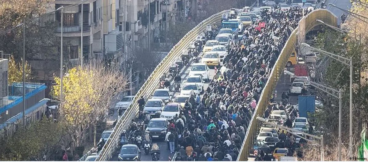 pasha_zeynab's tweet image. این کاریه که پیشتازان در زندان ها می کنند و اون کاریه که جوانان شجاع در خیابان ها می کنند.
و الان وقتشه که هرکدوم ما از خودمون این سوال مهم را بکنیم که "نقش تاریخی من" در پیشبرد قیام و انقلاب برای رسیدن به آزادی و برابری چیست؟
هرکجا که هستیم امکان نداره نتونیم کمک کار قیام‌باشیم