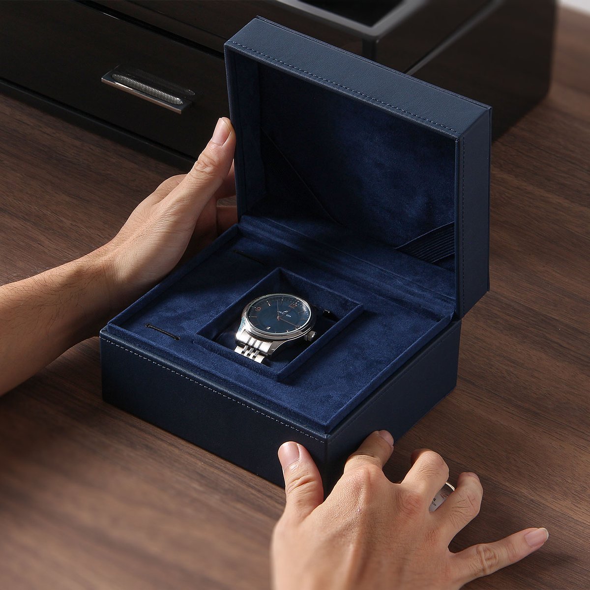 Huaxinrayw's tweet image. The perfect packaging solution for watch brands, jewelers, and corporate gifting. This navy blue case adds a touch of class to any timepiece. Inquire for bulk pricing and exclusive designs.
#watchbox #watchstorage #giftforhim #watchbusiness #retailpackaging #wholesalelashes