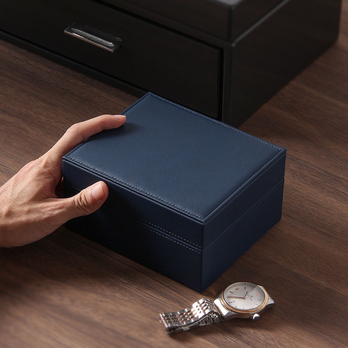 Huaxinrayw's tweet image. The perfect packaging solution for watch brands, jewelers, and corporate gifting. This navy blue case adds a touch of class to any timepiece. Inquire for bulk pricing and exclusive designs.
#watchbox #watchstorage #giftforhim #watchbusiness #retailpackaging #wholesalelashes