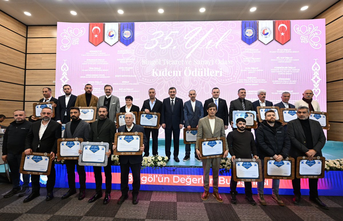 📍Bingöl

Cumhurbaşkanı Yardımcımız Sayın <a href="/_cevdetyilmaz/">Cevdet Yılmaz</a>’ın katılımıyla gerçekleştirdiğimiz "Bingöl'ün Değerleri Buluşması ve Ödül Töreni"nde Bingöl ekonomisine değer katan firmalarımızın başarılarını taçlandırdık.

Bingöl’de; şehrin derdiyle dertlenen, sorunlara çözüm arayan