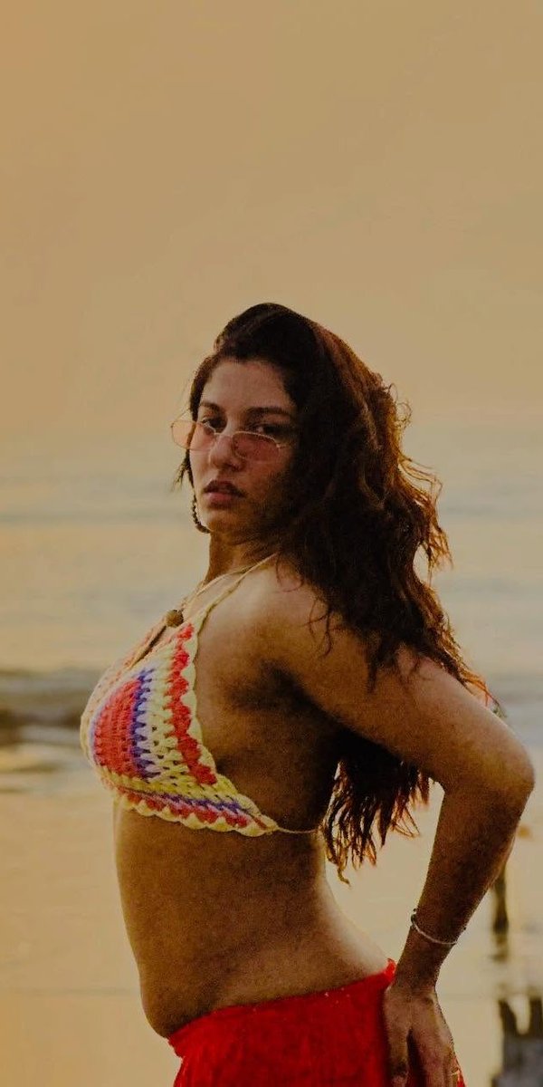 INDACTRESSPIC's tweet image. Red hot against the golden sunset 🔥🌞
 Feeling the ocean breeze and endless summer energy! #VishnuPriyaBhimeneni
#BeachVibes