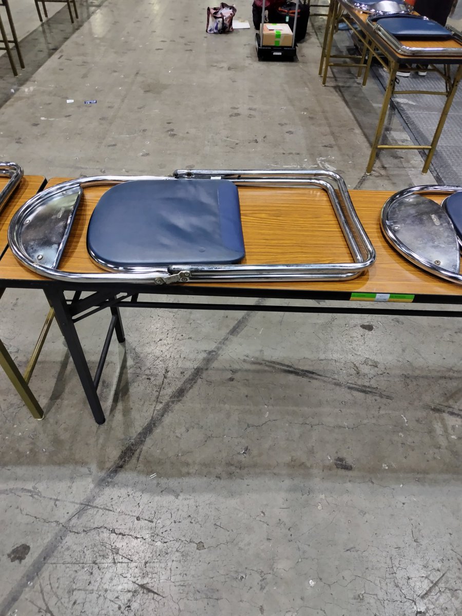 撤収しました！
ご購入していただいた方、見本誌をご覧になってくださった方ありがとうございます！