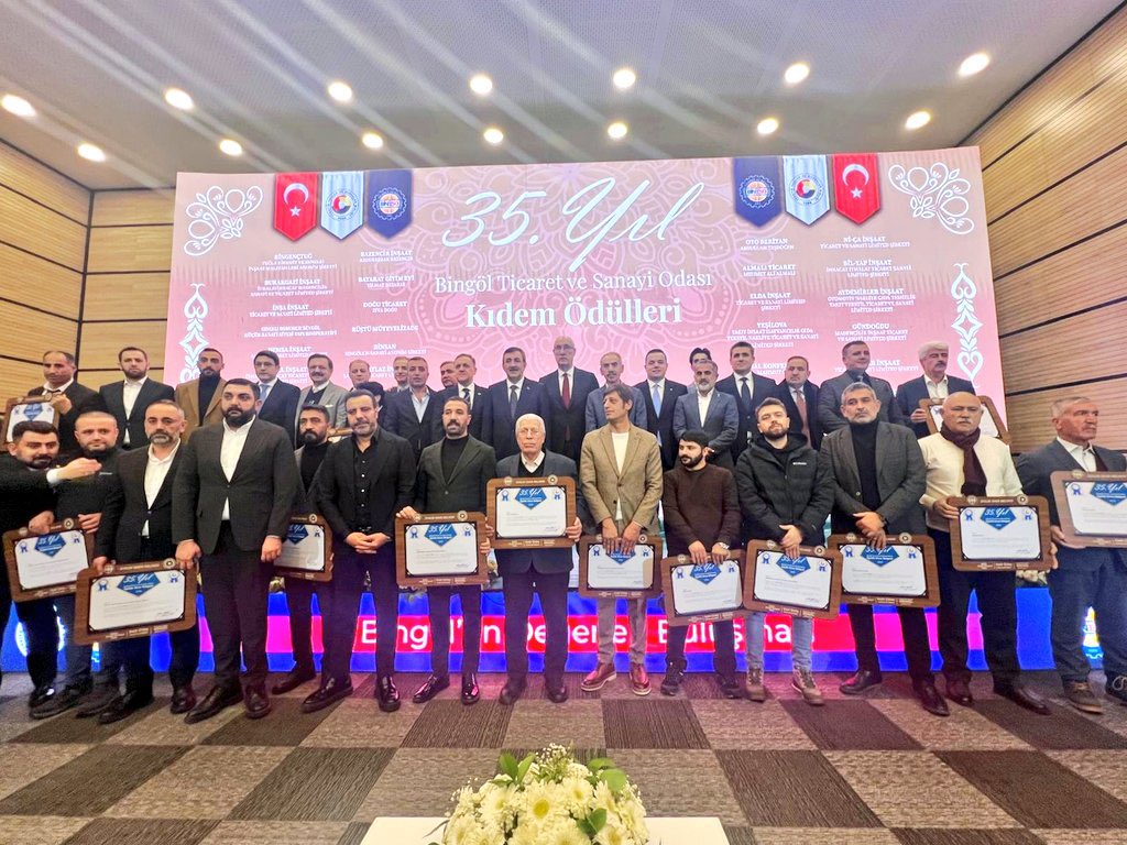 Cumhurbaşkanı Yardımcımız Sn. <a href="/_cevdetyilmaz/">Cevdet Yılmaz</a>’ın teşrifleriyle Bingöl Ticaret ve Sanayi Odası ev sahipliğinde düzenlenen Bingöl’ün Değerleri Buluşması ve Ödül Töreni Programı’na katıldık.
<a href="/yilmaz_seven/">Av. Yılmaz SEVEN</a> <a href="/FeyziBerdibek1/">Feyzi Berdibek🇹🇷</a> <a href="/Korkutata_Zeki/">Zeki Korkutata</a> <a href="/Erdalarikan12/">Erdal ARIKAN</a>