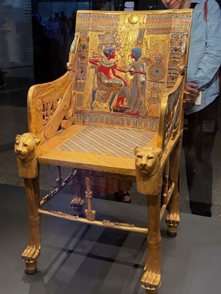 これはツタンカーメン王墓で発見された大変有名な黄金の玉座です