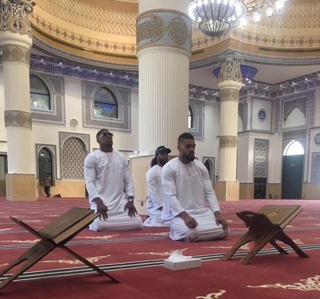 Sarki_sultan's tweet image. A rare photo of Abdul Latif (Latz) leading Anthony Joshua in prayer.
May his gentle soul rest in Jannah.
