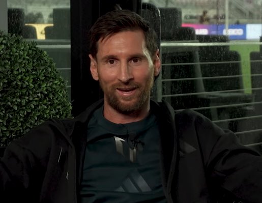 BarcaNewsFRA's tweet image. 🗣️ Leo Messi sur le fait d'être « bizarre » et « étrange » : « Je sais que je suis un peu plus bizarre que la plupart des gens sur certains points... J'aime beaucoup être seul. Parfois, le chaos à la maison avec les trois enfants qui courent partout finit par me saturer, et j'ai…