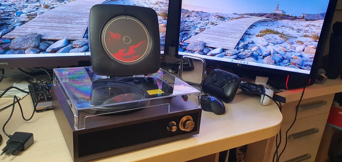 Mi familia me ha regalado un lector de CD y un tocadiscos y la verdad súper acertado porque tengo música en formato físico que hasta ahora no podía escuchar jajajja