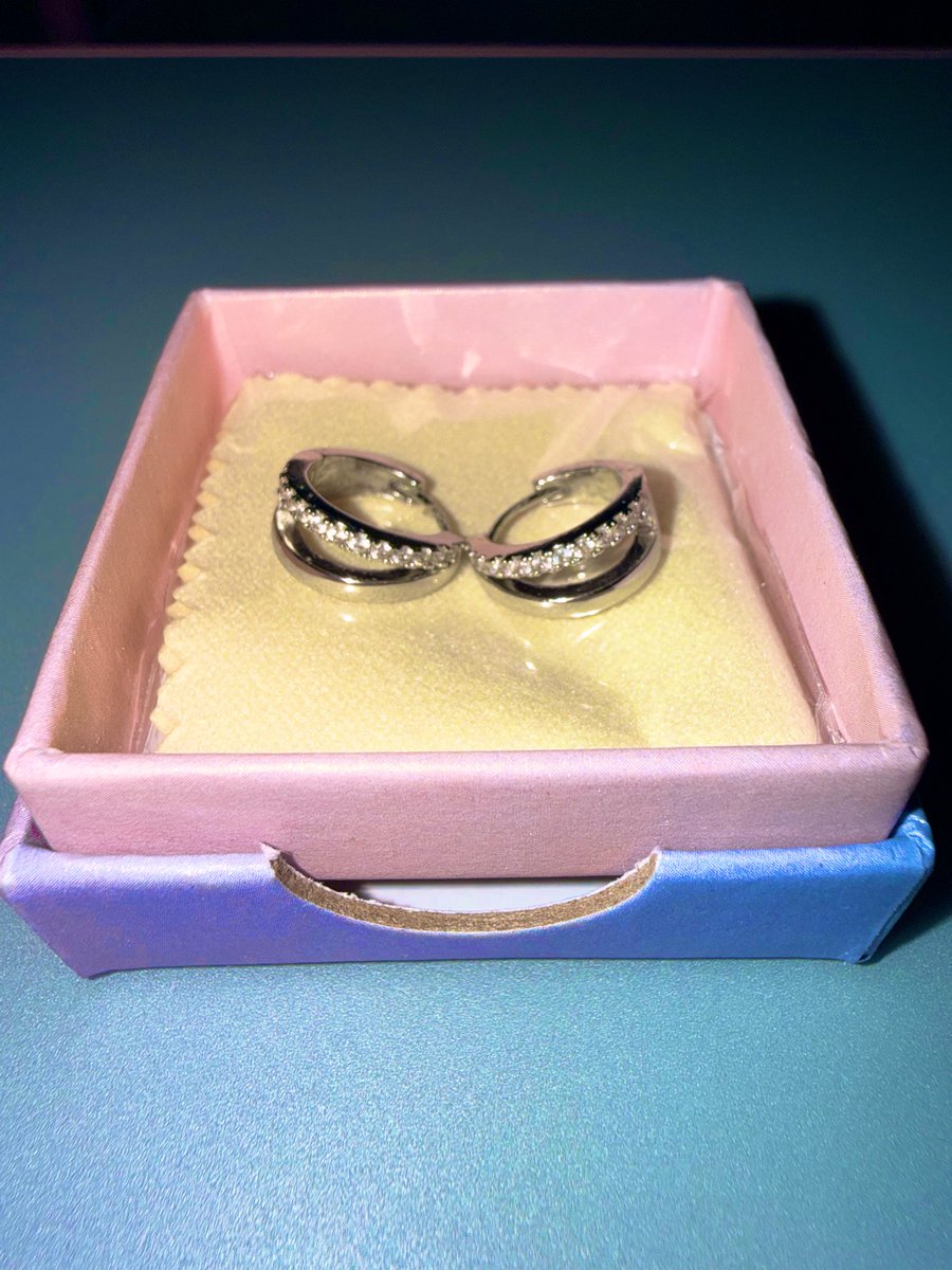 Mis regalitos de Reyes 😍😍😍! Unos cascos Razer nuevos con RGB y unos pendientes con brilli brilli jiji 🤭 .