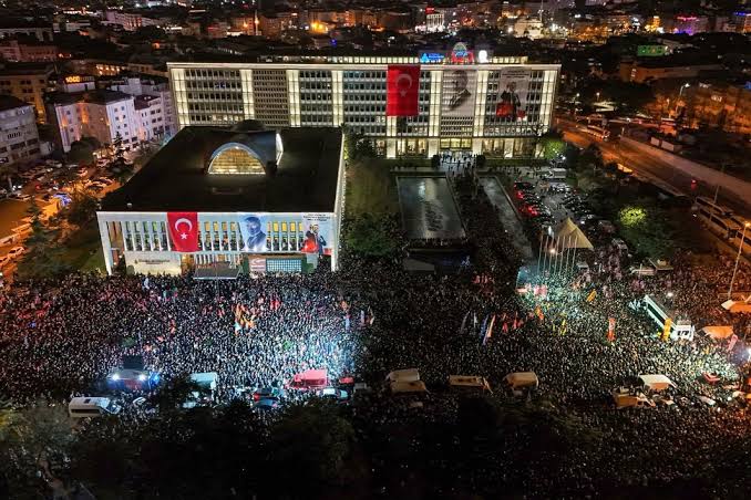 Sen 19 Mart Saraçhane ruhunu hiç ettin <a href="/eczozgurozel/">Özgür Özel</a> anlıyor musun ?
Herkes oradaydı herkes. 
Ne yaptın gittin seloya Selam çaktın. Protesto edenlerin arkasında durmadın herkesi evlerine yolladın haftada 1 gün milletin gazını almak için miting yaptın. Neye yaradı?!