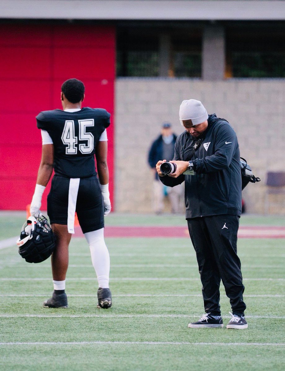 We would like to recognize one of our <a href="/SWCJaguarFB/">Southwestern College Football</a> family members.

Coach KIKI  | <a href="/EV4Graphics/">Coach KIKI - EV4Graphics</a> 

He’s hands down the best Graphics/Photographer in the game. Thank you for everything you do for our student athletes and program. #🐐Graphics

 #GoLEFT👈🏽 #D1Model💪🏽 #Ubuntu🤝🏽