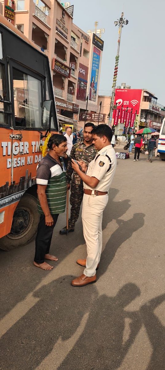 Satya0168's tweet photo. Puri Police is on the move!High-intensity enforcement &amp; awareness drive at Bada Danda, focusing on helmet use, seatbelts &amp; illegal parking to ensure safety for pilgrims &amp; residents.Kudos to #PuriPolice for their commendable efforts! #RoadSafetyMonth #SafePuri #OdishaPolice https://t.co/P07Y5L0AyB