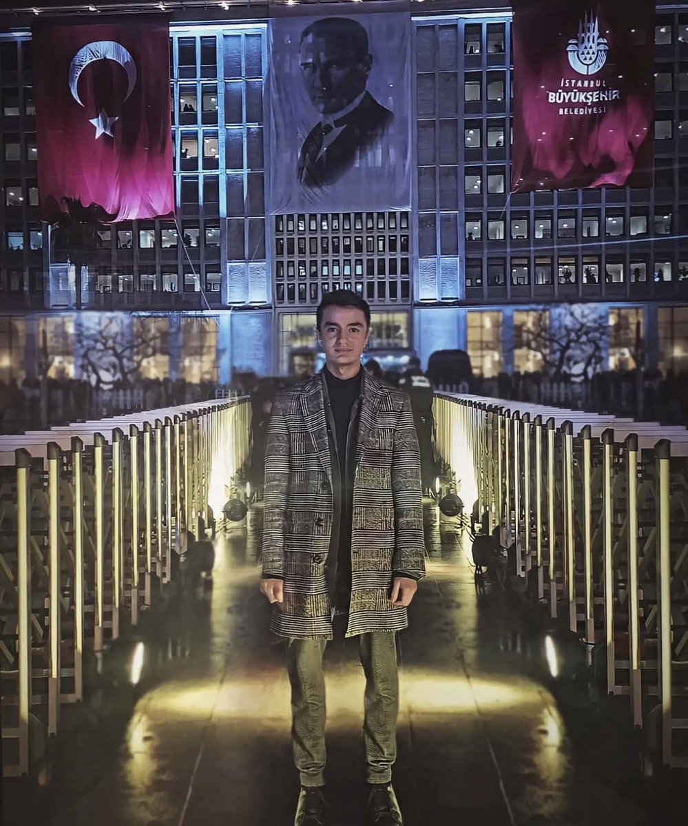 av_06_imamoglu's tweet image. 20 YAŞINDAKİ GENÇ KARDEŞİMİZ GÖZALTINDA!

20 yaşındaki pırıl pırıl kardeşimiz Kaan Karakoçoğlu az önce ikamet adresindeki evinden gözaltına alındı. Attığı tweetlerden ötürü Erdoğan’a hakaretle suçlandığını tahmin ediyoruz. Kendisi daha 20 yaşında bir genç. Gençleri attığı…