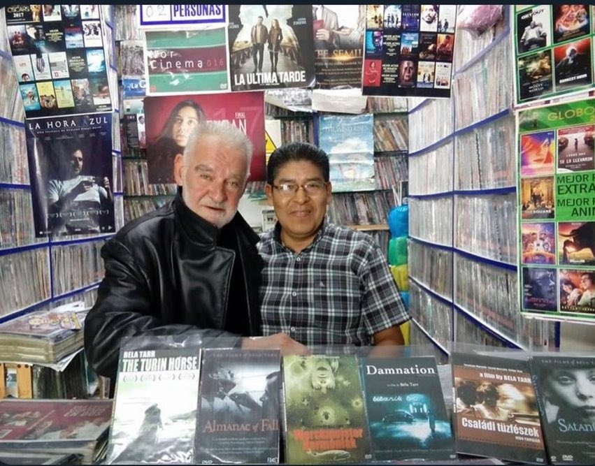 Adiós al gran Béla Tarr. Nunca olvidaremos cuando estuvo en un puesto de películas pirata en Lima, y posó orgulloso con su filmografía.