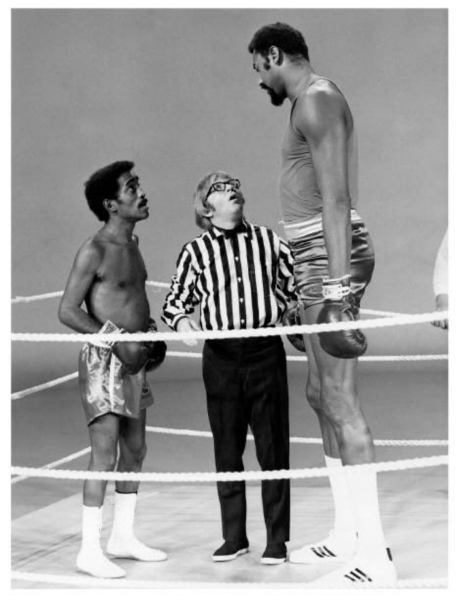 YvanMontgury's tweet image. Sammy Davis Jr. 🆚 Wilt Chamberlain 

📸 : NBC/De Carvalho Collection
