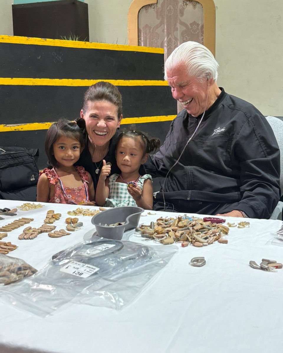 BillFAustin's tweet photo. The new year is a good time to reflect on what truly matters: our relationships, the impact we can make and the ways we can serve others.

May 2026 give us opportunities to give, to listen and to lift others up.

@TaniAustin and I are wishing you a happy New Year. https://t.co/IzYgr7EdVV
