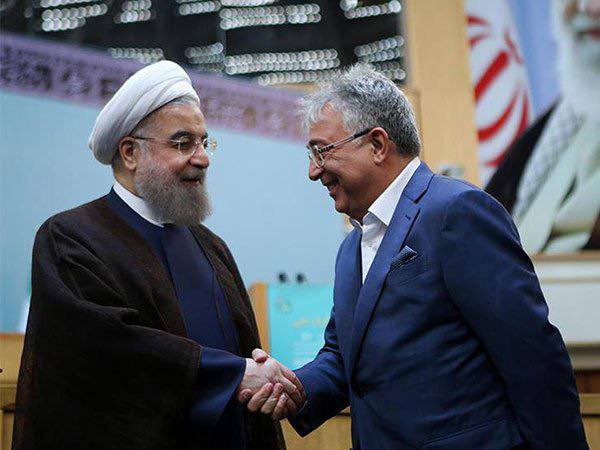 amirmoghadam_ir's tweet photo. بازاریان تبریز که با خامنه‌ای بیعت کرده‌اند!
یکی از انها یونس ژائله مالک شیرین عسل است، کاندیدای مورد حمایت وزارت اطلاعات برای اتاق بازرگانی که در دولت روحانی هم از کسانی بود که بیشترین کیسه را در غارت خصوصی سازی دوخته بود.
یکی از فسادهای وی بلعیدن کشت و صنعت مغان در دولت روحانی و وزارت طیب‌نیا بود که طبق گزارش تفریغ بودجه۹۶ بیش از ۴ هزارمیلیارد تومان ارزش داشته اما بقیمت۱۷۶۰ میلیارد و‌ بصورت اقساط و با تنفس و ترک تشریفات قانونی به ژائله رسیده بود! دنبال بالا کشیدن ماشین سازی تبریز هم به همین شکل و با حمایت دولت روحانی و‌ وزاریش مثل شریعتمداری و طیب‌نیا بود!
نامبرده به رئیسی گفته بود تبریز بیکار ندارد! در حالیکه چندهفته قبل کارگران کارخانه خودش دست به اعتصاب زده بودند!
ژائله یکی از کسانی است که در بردن بازاریها به دیدارهای خامنه‌ای نقش زیادی دارد، در دیداره در ردیف‌های اول نشسته و در ازایش تا توانسته از سفره انقلاب و ارز و حمایتهای امنیتی بهره‌مند شده! بقیه این بیعت‌کنندگان هم همین وضعیت را دارند.

من بارها نوشته‌ام! یکی از دلایل بقای جمهوری اسلامی توزیع فساد بین وفاداران بوده که دامنه‌اش بخش زیادی را الوده کرده، در حالیکه حدود ۹۰ درصد مردم هر روز فقیرتر شده‌اند، حدود ۱۰ درصد روز به روز فربه‌تر شده‌اند و طبیعی است که خواهان استمرار این وضعیت باشند، اما طناب پوسیده‌شان از همین نقطه پاره خواهد شد...