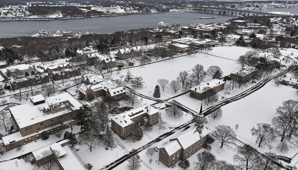 ConnCollege's tweet photo. โ๏ธ Snow on campus: ๐ or ๐?
Let us know! #ConnColl https://t.co/0IRPYQcSXG