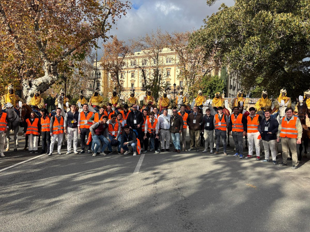 👑 Miembros de nuestro Grupo Joven colaboraron en la tarde de ayer en la Cabalgata de los Reyes Magos organizada por el <a href="/ateneodesevilla/">Ateneo de Sevilla</a>.

De esta manera, nuestra Hermandad se hace partícipe de otra de las grandes celebraciones de nuestra ciudad.

💫 #CabalgataSev26