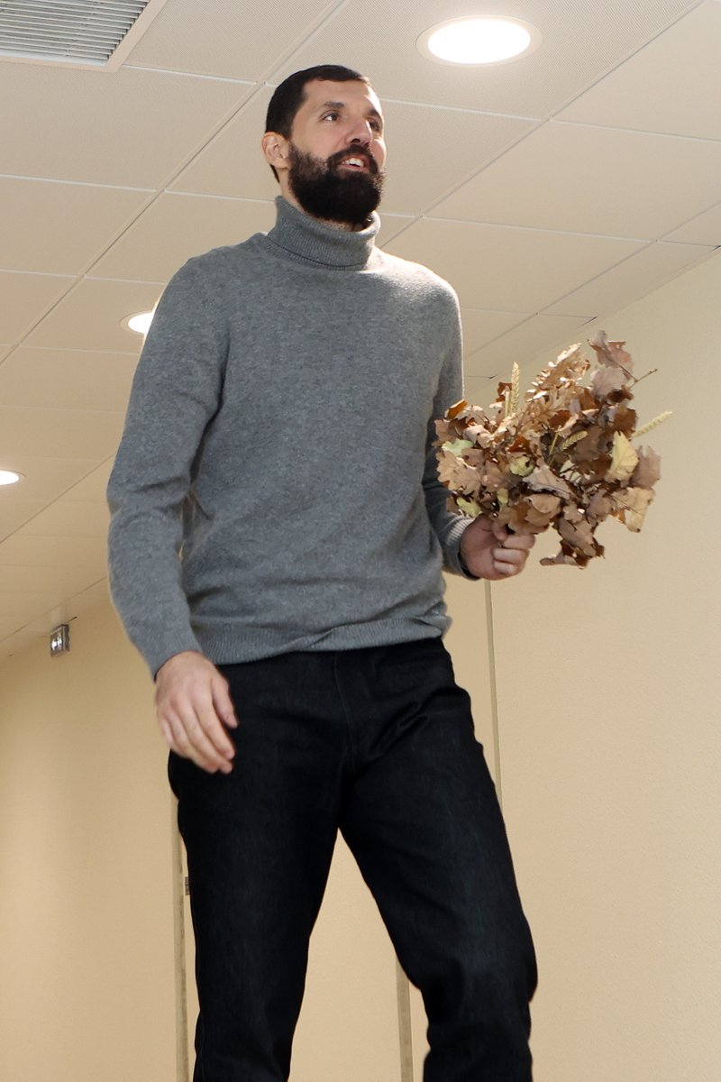 EuroLeague's tweet image. A traditional Serbian badnjak… in the tunnel? 👀🇷🇸

Nikola Mirotic bringing the Christmas spirit before the @ASMonaco_Basket vs @PartizanBC tip-off ✨

Srećan Badnji dan to all our Serbian fans 🫶