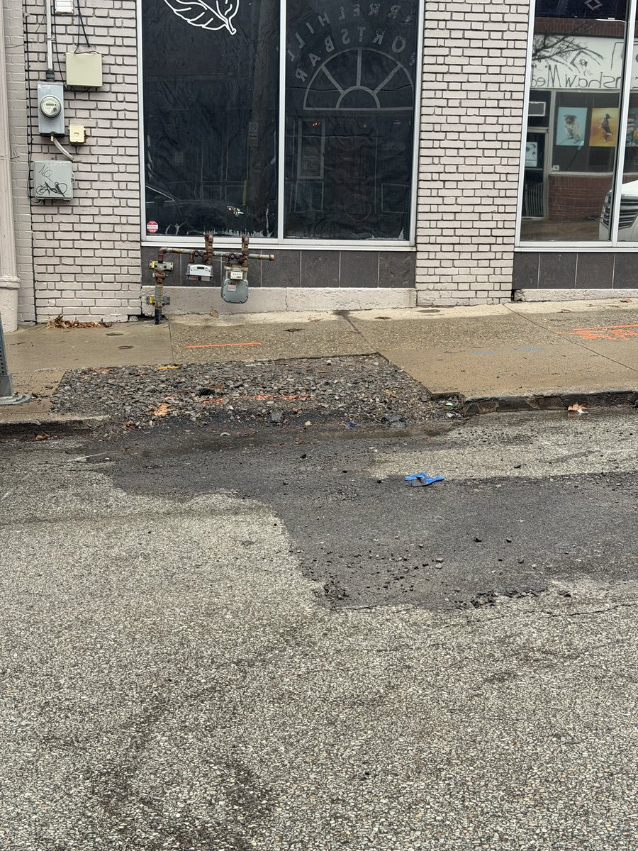 JamisonCombs's tweet photo. @peoplesnatgas Thanks for your help in getting one section of Forward Avenue fixed after emergency gas line repairs. Can your team temporarily patch this so it doesn’t damage cars and is safer for pedestrians? https://t.co/idQgBAgy43