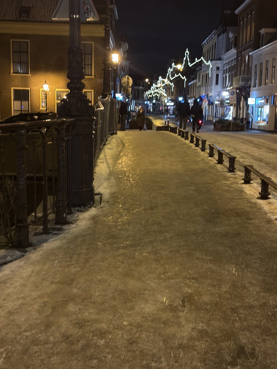 PrinLTSG's tweet image. After this nightmare of a bridge on which I nearly slid down. You’d think some parts of the road are thawed enough but I nearly fell again over a flat surface this time 😭