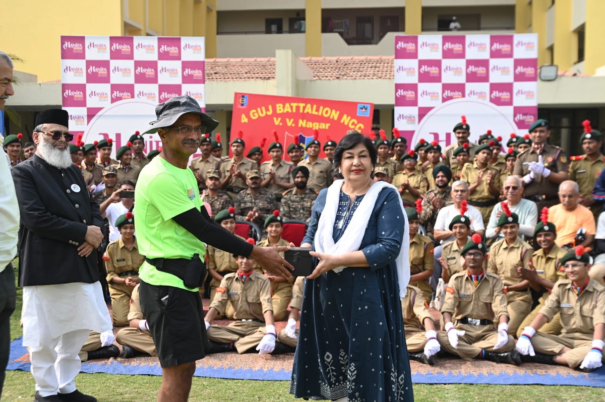#NCCGUJARAT 

A living lesson in patriotism 🇮🇳
Indian Army Veterans continued the historic Dandi Path Padyatra, inspiring the nation through action.
Today, 4 Gujarat NCC Battalion under VV Nagar Group facilitated and received the Veterans at Hanifa High School en route to