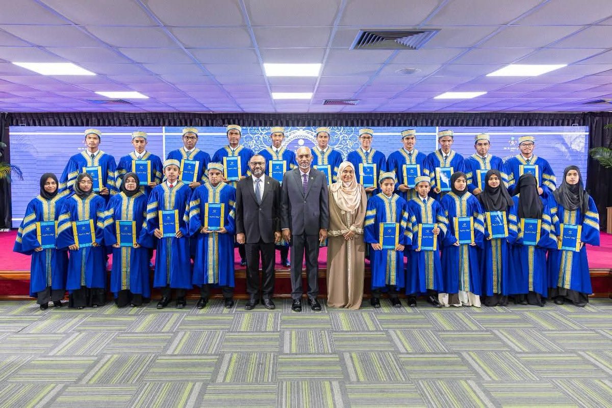 Mohamedshaheem1's tweet photo. ރާއްޖޭގެ ހާފިޒުންގެ އަދަދު 291 އަށް އަރައިފި. އިންޝާ ﷲ ރޯދަމަސް ކުރިން 300 އަށް އަރާނެ. ރައީސް ވަނީ ހާފިޒުންގެ އެލަވަންސް ދެގުނަ ބޮޑު ކުރައްވާފަ. އަދި މި ދިޔަ އަހަރުން ފެށިގެންވަނީ ހާފިޒުން ދަސްވެނިވުމަށް ޚާއްޞަ ޙަފްލާއެއް ބާއްވަން ފަށާފަ. މި އަންނަ ރޯދަ މަހު 27 ވިލޭރޭ 30 ހާފިޒުން ދަސްވެނިވާނެ. މިދިޔަ ރަމަޟާން މަހު 24 ހާފިޒުން ދަސްވެނިވި. މިނިސްޓްރީގެ އަމާޒަކީ މި 5 އަހަރު ތެރޭ ހާފިޒުންގެ އަދަދު 500 އަަށް އަރުވަން މަސައްކަތްކުރުން. މިވަގުތު މާލެއާއި ރާއްޖޭގެ އެކި ކަންކޮޅުތަކުގައި 1500 އަށް ވުރެ ގިނަ ފަރާތްތަކުން ޤުރުއާން ހިތު ދަސްކުރަމުން އެބަގެންދޭ. މިއީ ތާރީޚީ ގޮތުން ބަލާއިރު ފާހަގަކޮށްލެވޭ އަދަދެއް.
