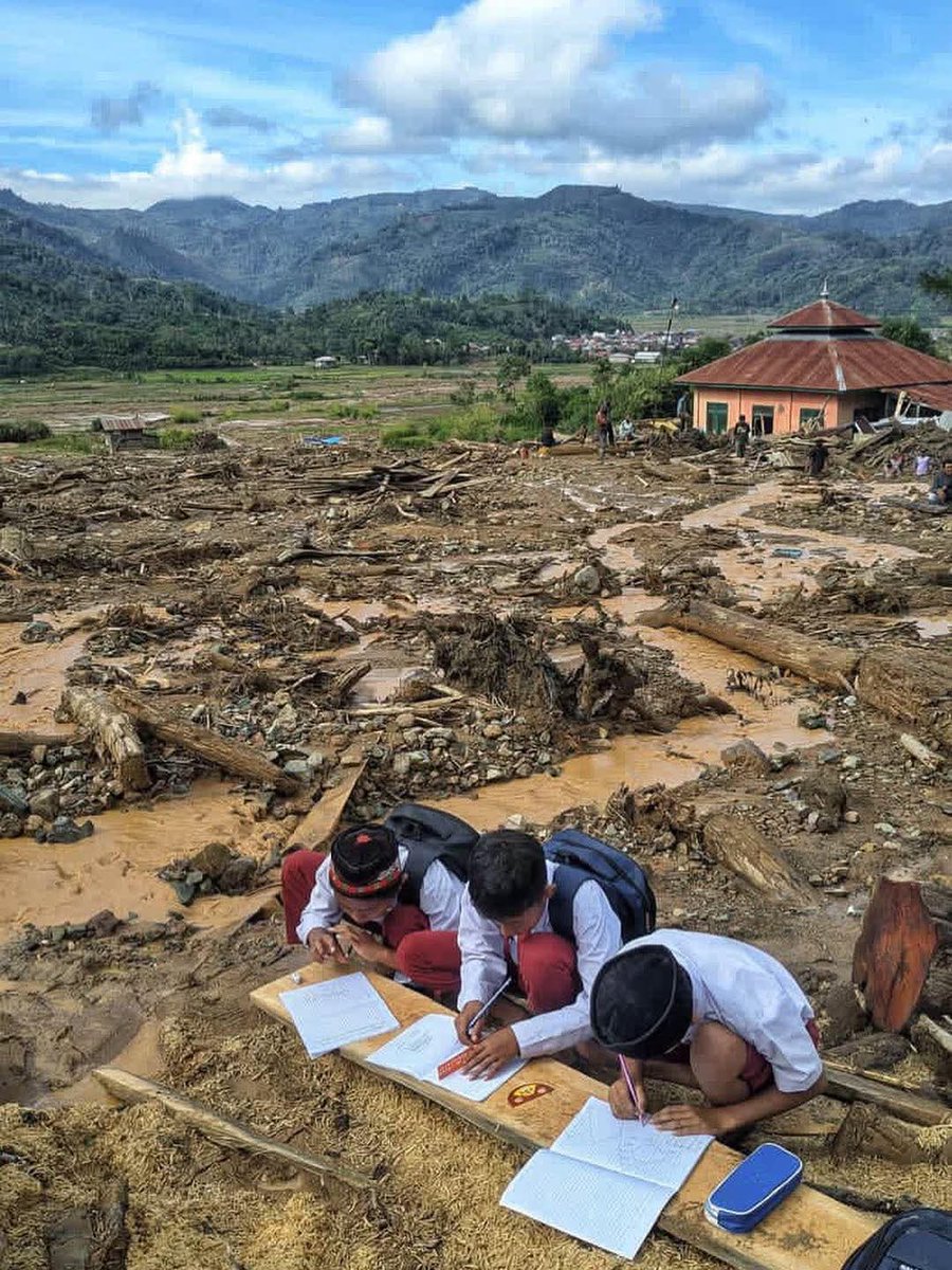 Aceh's tweet image. Cepatlah besar. Jadilah insinyur dan pilot. Agar saat banjir dan longsor datang, kita tak lagi menunggu—kita bergerak. Kita terbangkan helikopter dan drone sendiri, kerahkan alat berat, pasang jembatan Bailey, dan buka kembali akses yang terputus. Tidak bergantung pada siapa pun.…