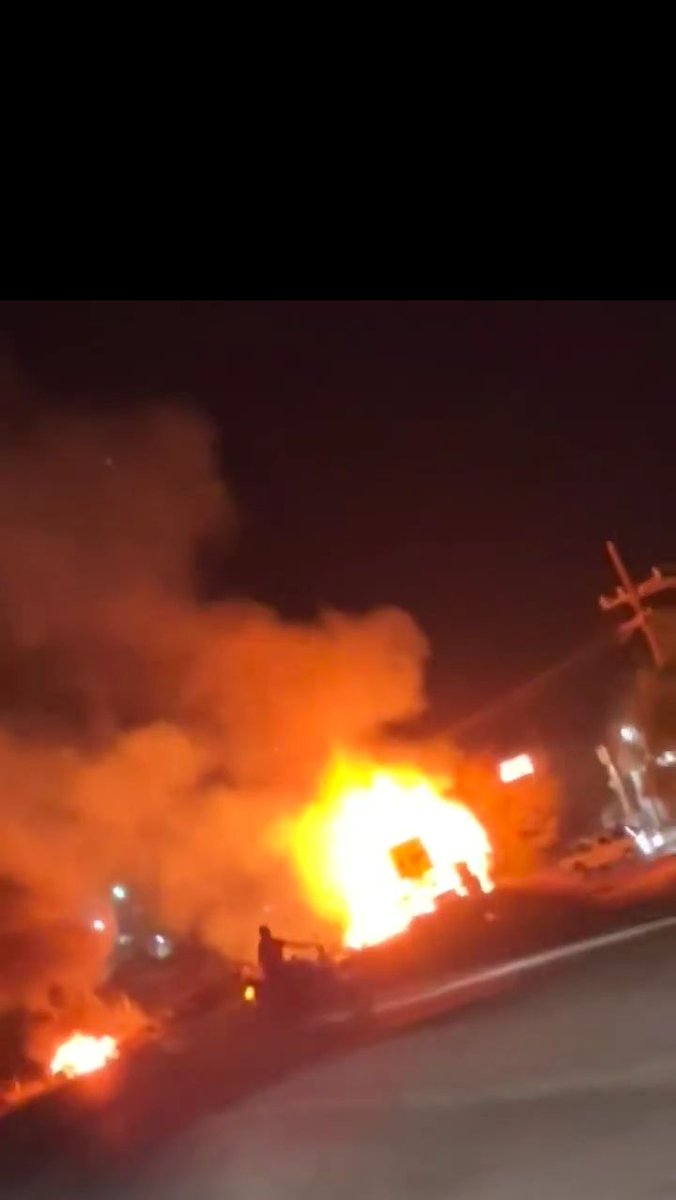 ecuernavaco2's tweet image. ¡Cuidado!
Estados Unidos ya empezó a bombardear México , ah no perdón son los narcos, entonces dejenlos bombardear en paz.