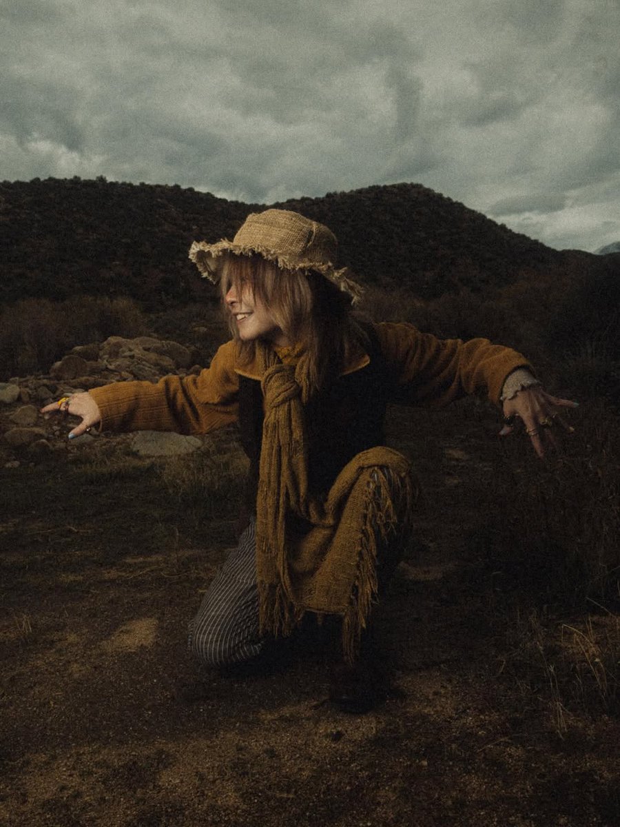 YaelokreNews's tweet image. #Yaelokre dazzles in new photos!

📸: Ryan Blewett

#meadowlark