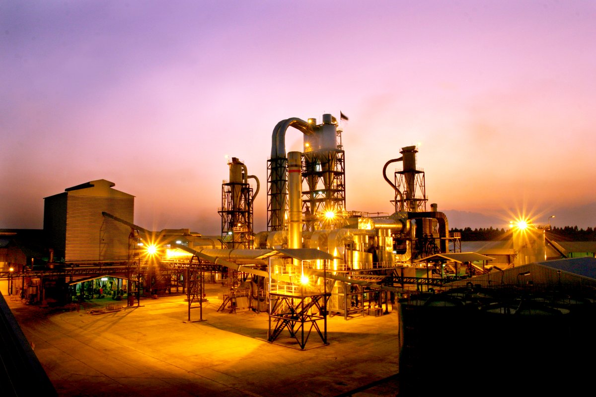VYNCKE_NV's tweet image. ⭐Some mood lighting...🌛

#ThrowbackTuesday to 2009 in Thailand, when we lit the first spark of our biggest energy complex!⚡

#BoilerFacts:
🟦Capacity: 53MW
🟥Fuel: wood waste🪵
⬛Output: 30MW hot gas, 8MW thermal oil &amp;amp; 20TPH steam

#Vyncke #CleanEnergyTechnology #WasteToEnergy