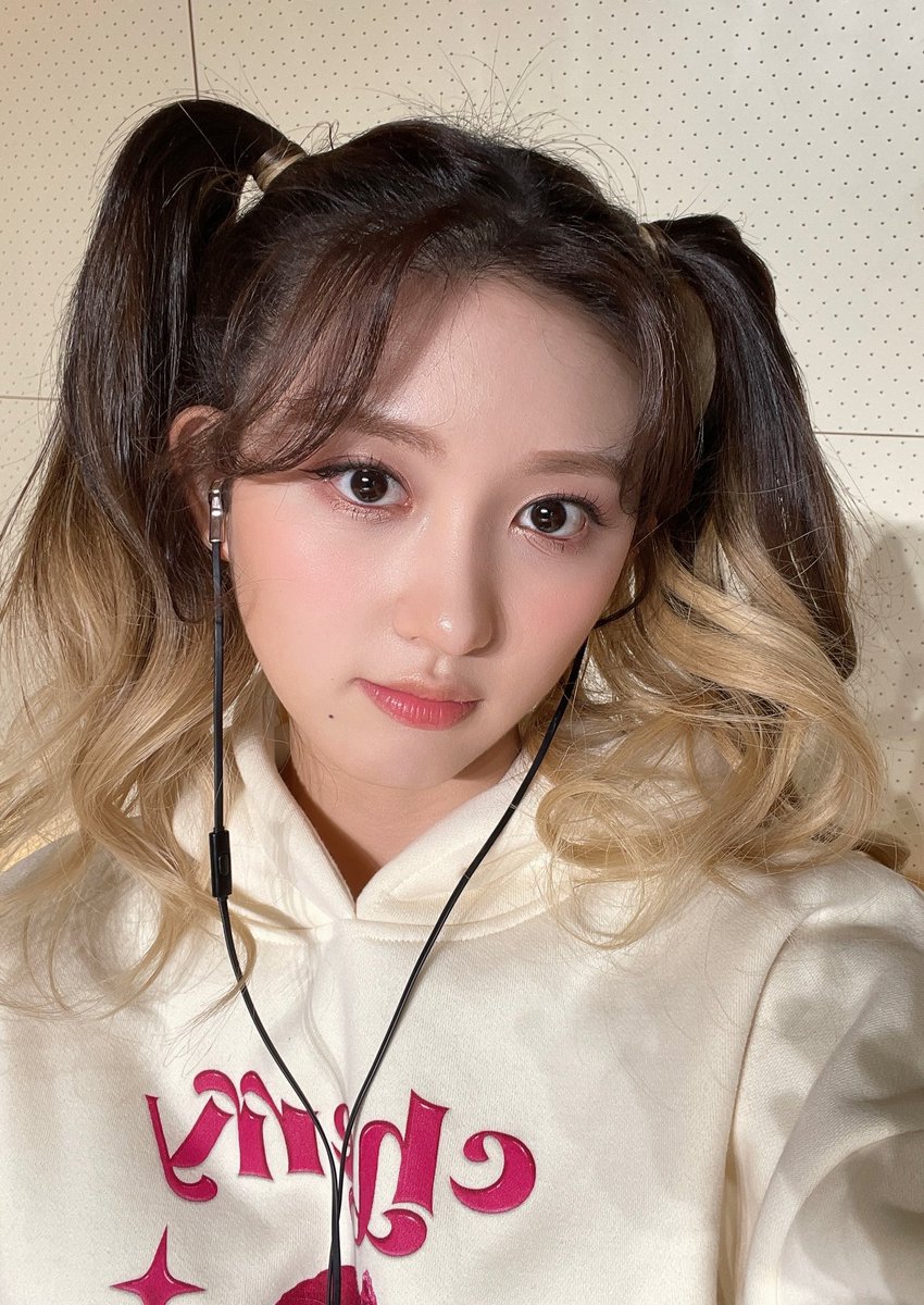 mooniegrlz's tweet image. 𝙼uy cómoda estuve para poder disfrutar el #𝓩𝕚𝐀𑁯𑣿𝟸ʼ居住𝐜ōncᥱr𝕥 a gusto, cantando y moviendo las pawtitas con todas las canciones que presentó mi reina en #𓊈𝙻o𝐯eいঌ𝙷oɴes𝐭𝕪𓊉, ofc documenté con mi camarita todo el #𝟶𝟻𝟶𝟷ৎ୭に𝐳𝑦𝐳𝑦!

𝑥o’ ᵕ‿‿ᵕ ✿ 𝙼𝕚𝐳𝚞𝚔𝐢