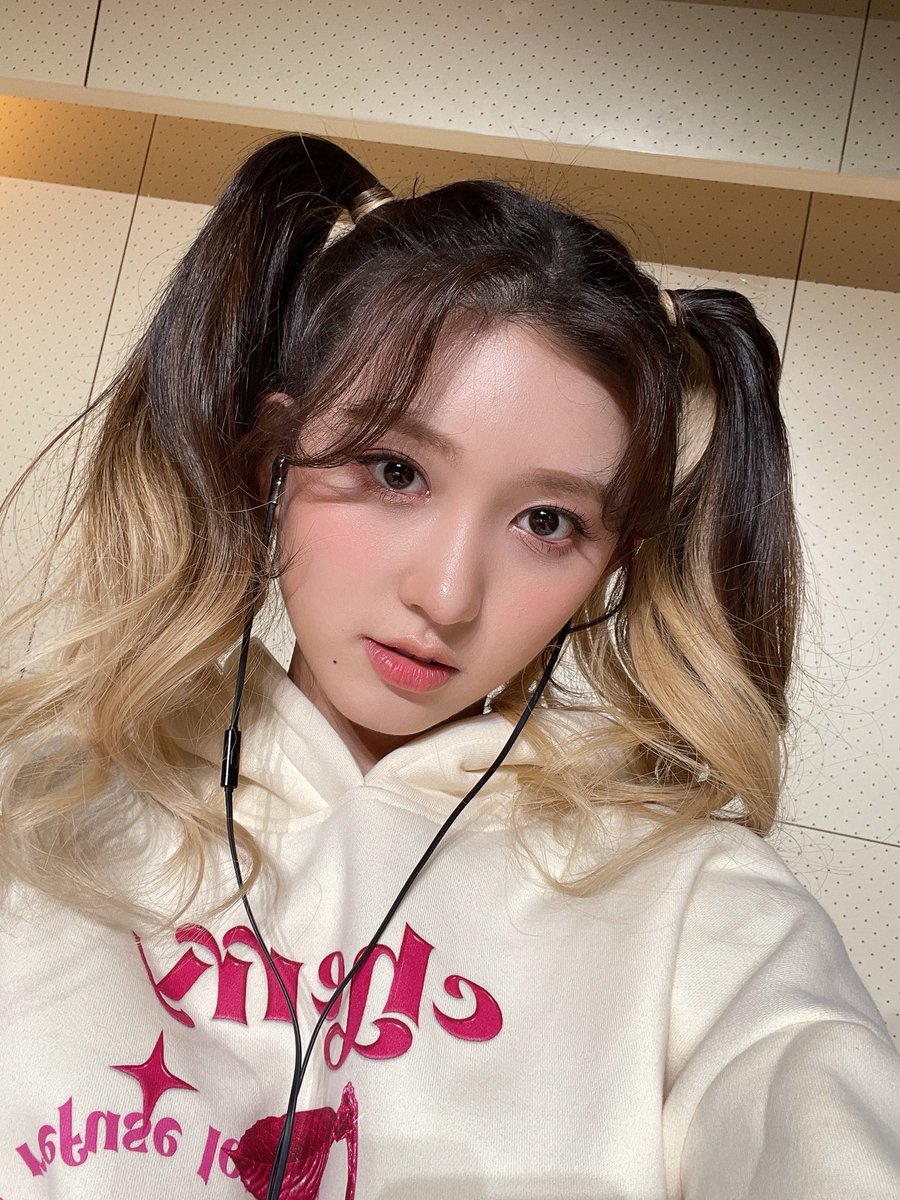 mooniegrlz's tweet image. 𝙼uy cómoda estuve para poder disfrutar el #𝓩𝕚𝐀𑁯𑣿𝟸ʼ居住𝐜ōncᥱr𝕥 a gusto, cantando y moviendo las pawtitas con todas las canciones que presentó mi reina en #𓊈𝙻o𝐯eいঌ𝙷oɴes𝐭𝕪𓊉, ofc documenté con mi camarita todo el #𝟶𝟻𝟶𝟷ৎ୭に𝐳𝑦𝐳𝑦!

𝑥o’ ᵕ‿‿ᵕ ✿ 𝙼𝕚𝐳𝚞𝚔𝐢