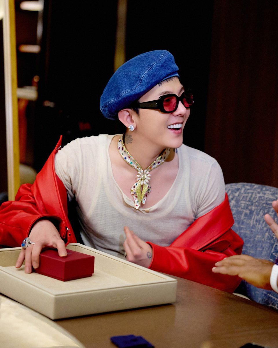 _Jacobandco's tweet image. Jacob &amp;amp; Co. presents the Bandana Royale, a pièce unique high-jewelry collar created exclusively for G-DRAGON.

The piece was developed through an ongoing creative collaboration, following previous bespoke watch and jewelry projects. Rather than designing a traditional jewel, the…