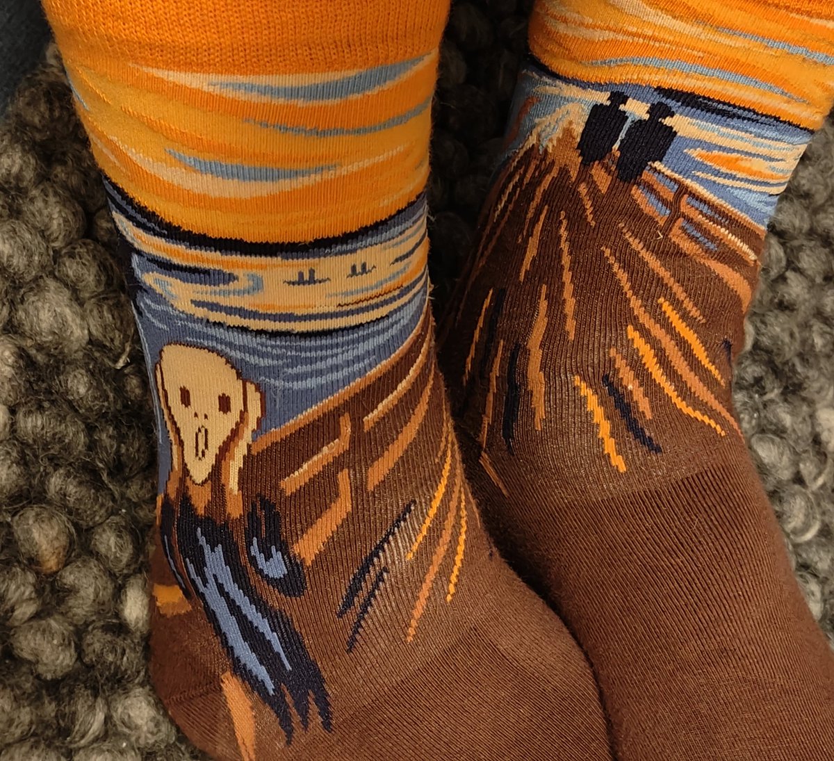 VTerek31's tweet image. Konnte heute passende Socken zum Schulstart tragen, der fing nämlich zur 1. Stunde direkt mit einer Englischarbeit an. 
Der Schrei hat mir da dann doch sehr geholfen *-*