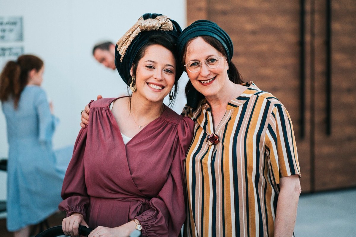 ריגשה אותי, תהיו טובים ❤️

זימרי יקר,
לפני כמה שנים, בקורונה,  ילדתי את ביתי הבכורה ובעודי מנסה לנוח בבית של ההורים, אמא עבדה מהבית על המחשב בחדר שלי ללא הפסקה ובמקביל לעבודה שמעה בלופים את התכניות שלך ושל פתחי. כמה היא צחקה מכם וגם הגיבה לכם בקול תוך כדי ואמרה את דעתה... רק היא