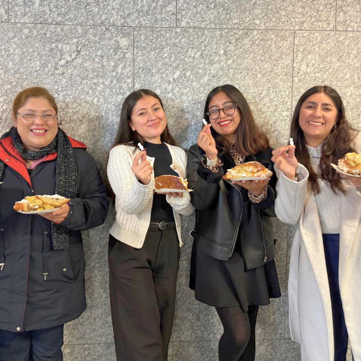 MegaTravel_MX's tweet photo. 👑 ¡Rosca, risas y la gran sorpresa del muñequito! 👑
Un momento que se quedará por siempre en nuestra memoria, con tradiciones que nos reúnen y sacan una sonrisa. 🥳 ¡Feliz Día de Reyes! ✨
#MegaTravel https://t.co/cWDLfbK5yv