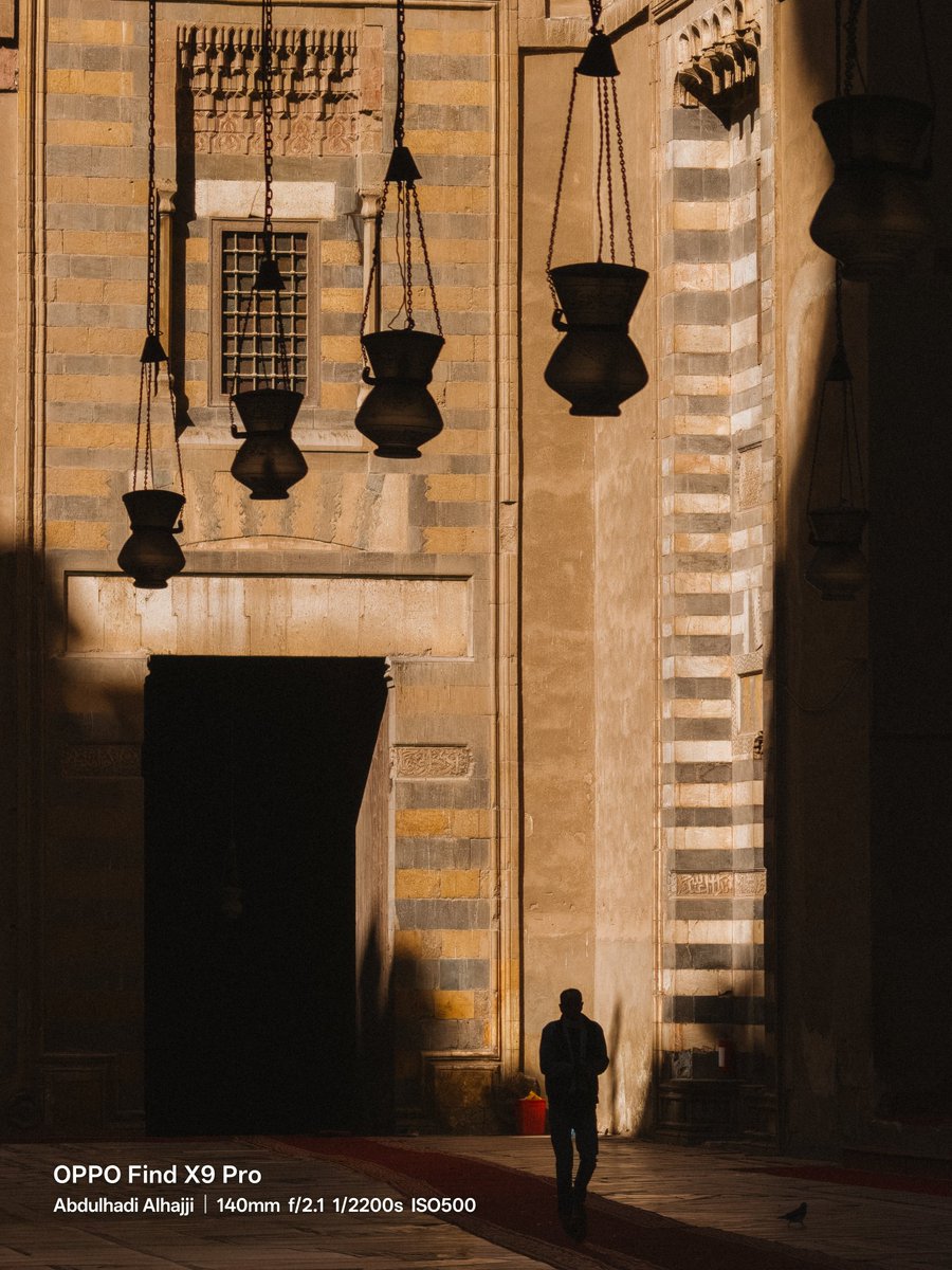 HadiPhoto's tweet photo. النور، الظلال والإنسان.. ثلاثية تجسد الجمال في العمارة الإسلامية. لحظة هدوء داخل أروقة مسجد السلطان حسن في القاهرة . 🚶‍♂️🕌

@OPPOSaudi

#OPPOFindX9Pro #ShotOnOPPO #FindX9Pro https://t.co/9T8kL8k61U