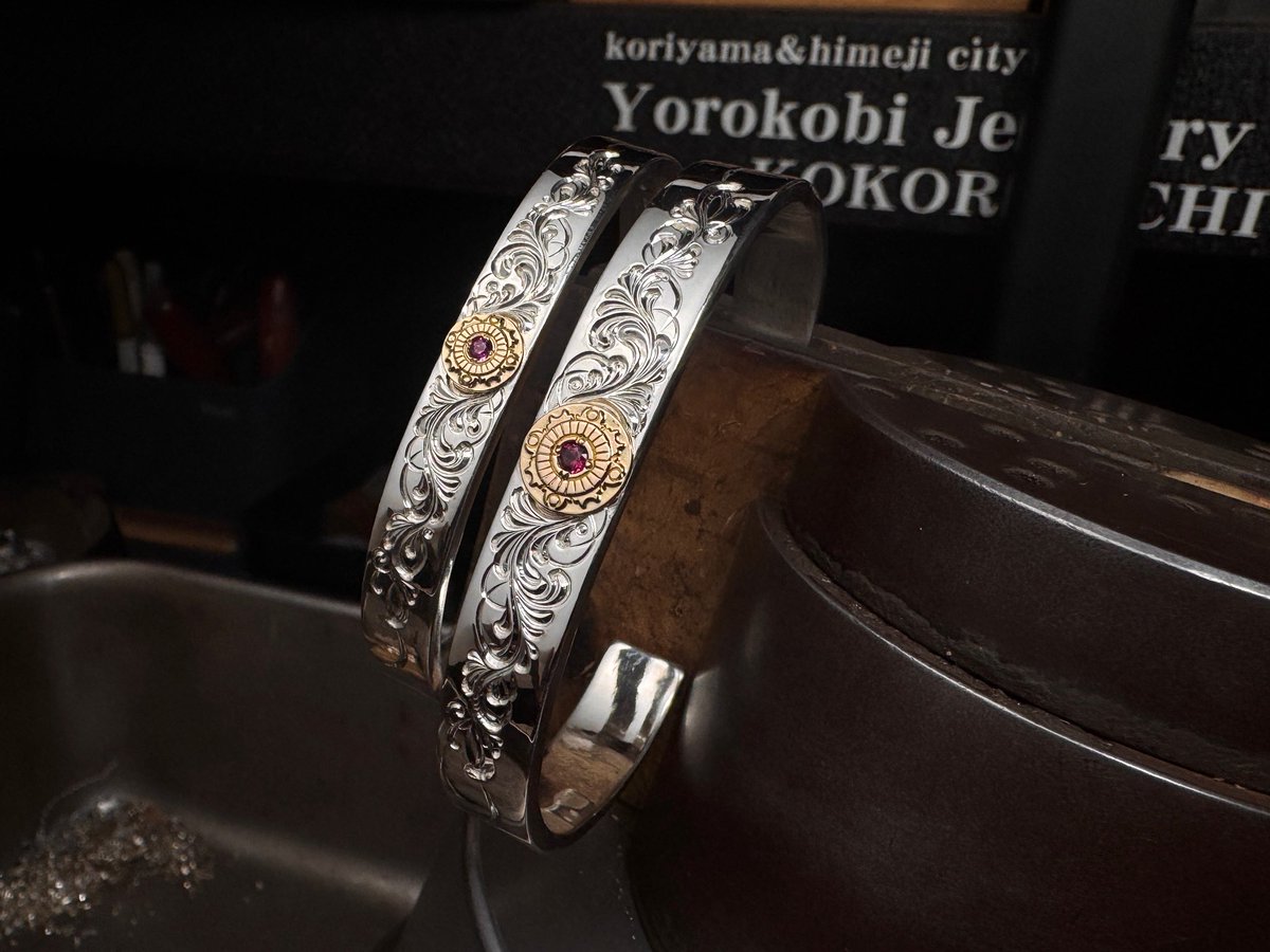 燻し前 プレーンの状態の Arabesque Bangle TK 10mmと8mmです😊 石は