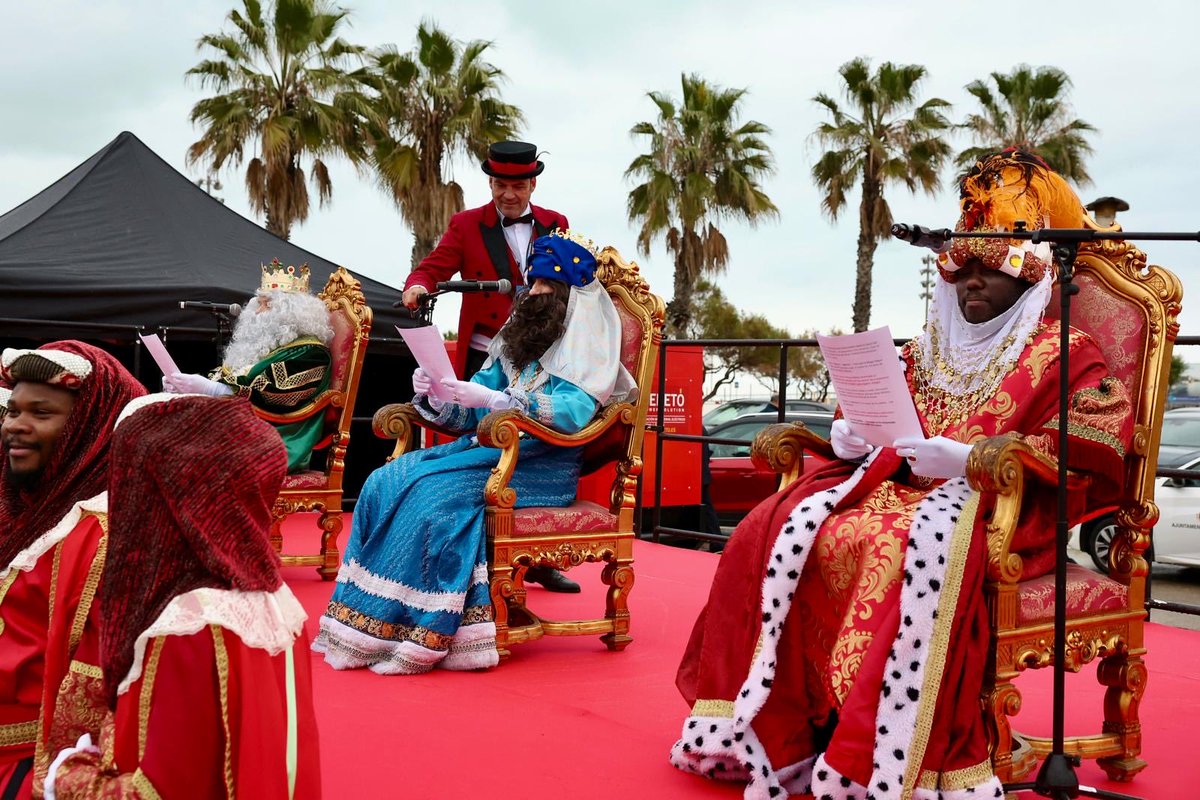 MncGCS's tweet image. 👑👑👑Anoche recibimos a SS. MM. los Reyes Magos de Oriente, que desafiaron a la lluvia y desembarcaron para llenar de ilusión, magia y juguetes las casas de los niños.