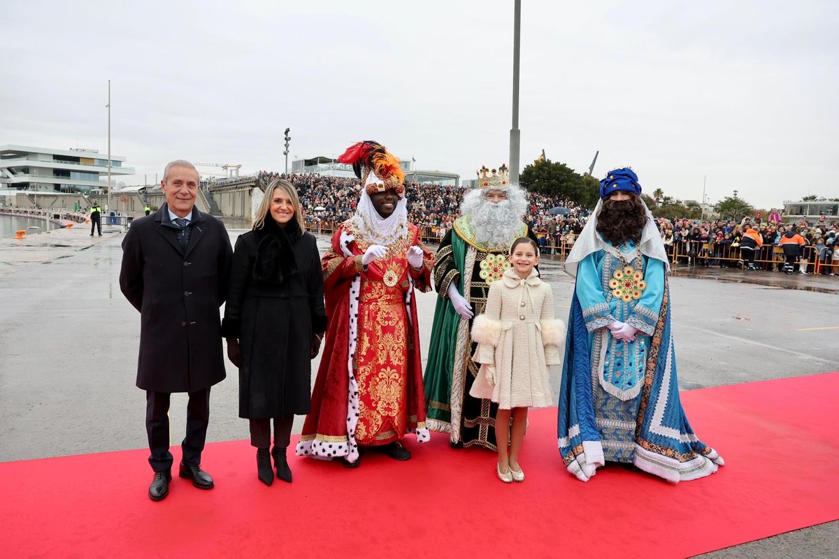 MncGCS's tweet image. 👑👑👑Anoche recibimos a SS. MM. los Reyes Magos de Oriente, que desafiaron a la lluvia y desembarcaron para llenar de ilusión, magia y juguetes las casas de los niños.
