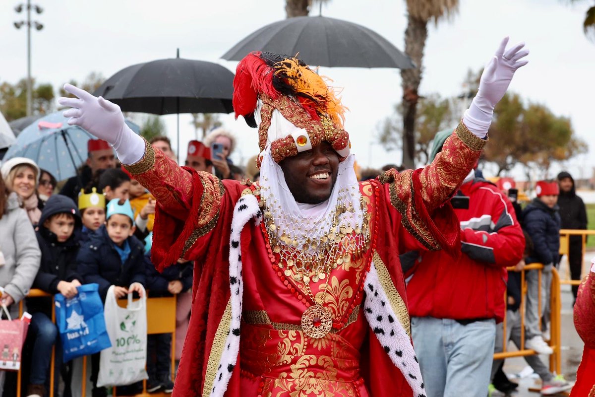 MncGCS's tweet image. 👑👑👑Anoche recibimos a SS. MM. los Reyes Magos de Oriente, que desafiaron a la lluvia y desembarcaron para llenar de ilusión, magia y juguetes las casas de los niños.
