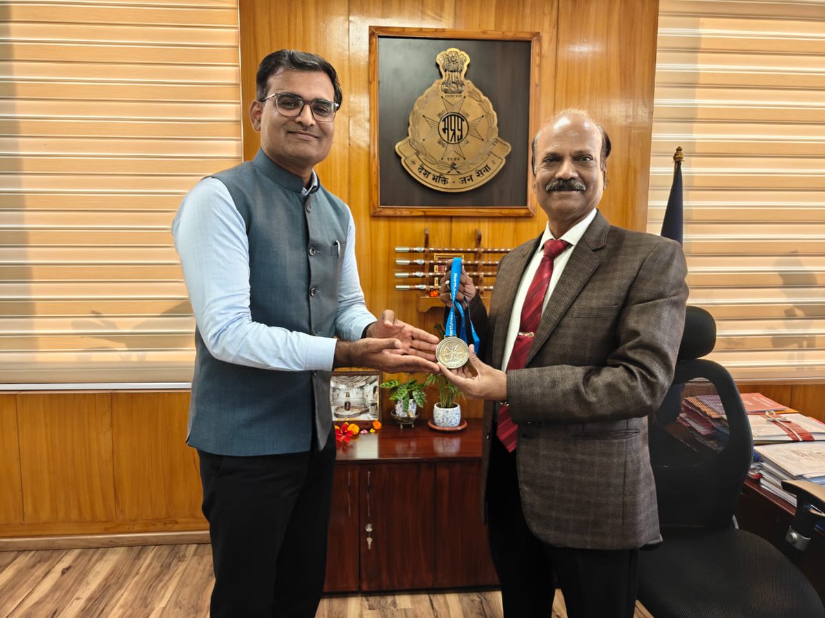 DGP_MP's tweet photo. मध्यप्रदेश पुलिस में मानसिक स्वास्थ्य, तनाव प्रबंधन एवं संवेदनशील पुलिसिंग को सुदृढ़ करने की दिशा में किए गए दूरदर्शी प्रयासों के लिए हार्टफुलनेस संस्था द्वारा DGP श्री कैलाश मकवाणा को ‘प्रथम हार्टफुलनेस चेंज मेकर अवार्ड’ प्रदान किया गया।
#Mppolice @heartfulness https://t.co/2lzP8WhAG4