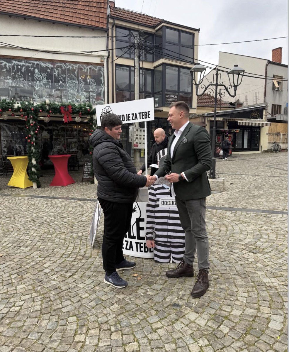 Juče smo se družili sa našim dragim Vranjancima, predstavili smo im naš program za preporod Prčinjskog Okruga i najavili da dolazi vreme odgovornosti za lokalne kabadahije Bosketa i Milenkoviċa. Atmosfera na štandu bila je sjajna puna pozitivne energije, solidarnosti i podrške.