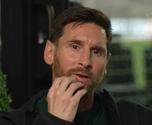 TouchlineX's tweet image. 🚨🗣️𝗡𝗘𝗪: Leo Messi: "I’m sensitive, yes... Sometimes I cry with movies."

"Depending on the film and the moment, sometimes I try to hide it so Anto doesn’t see me, and sometimes there’s so much trust that it doesn’t matter." 🥺