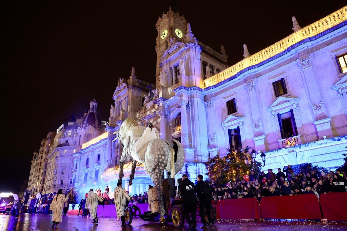 MncGCS's tweet image. Después recorrieron las calles de Valencia, junto a su séquito y boatos que anunciaban su esperada llegada.