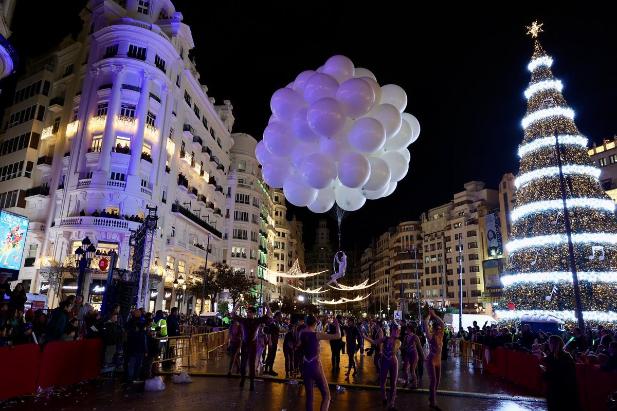 MncGCS's tweet image. Después recorrieron las calles de Valencia, junto a su séquito y boatos que anunciaban su esperada llegada.