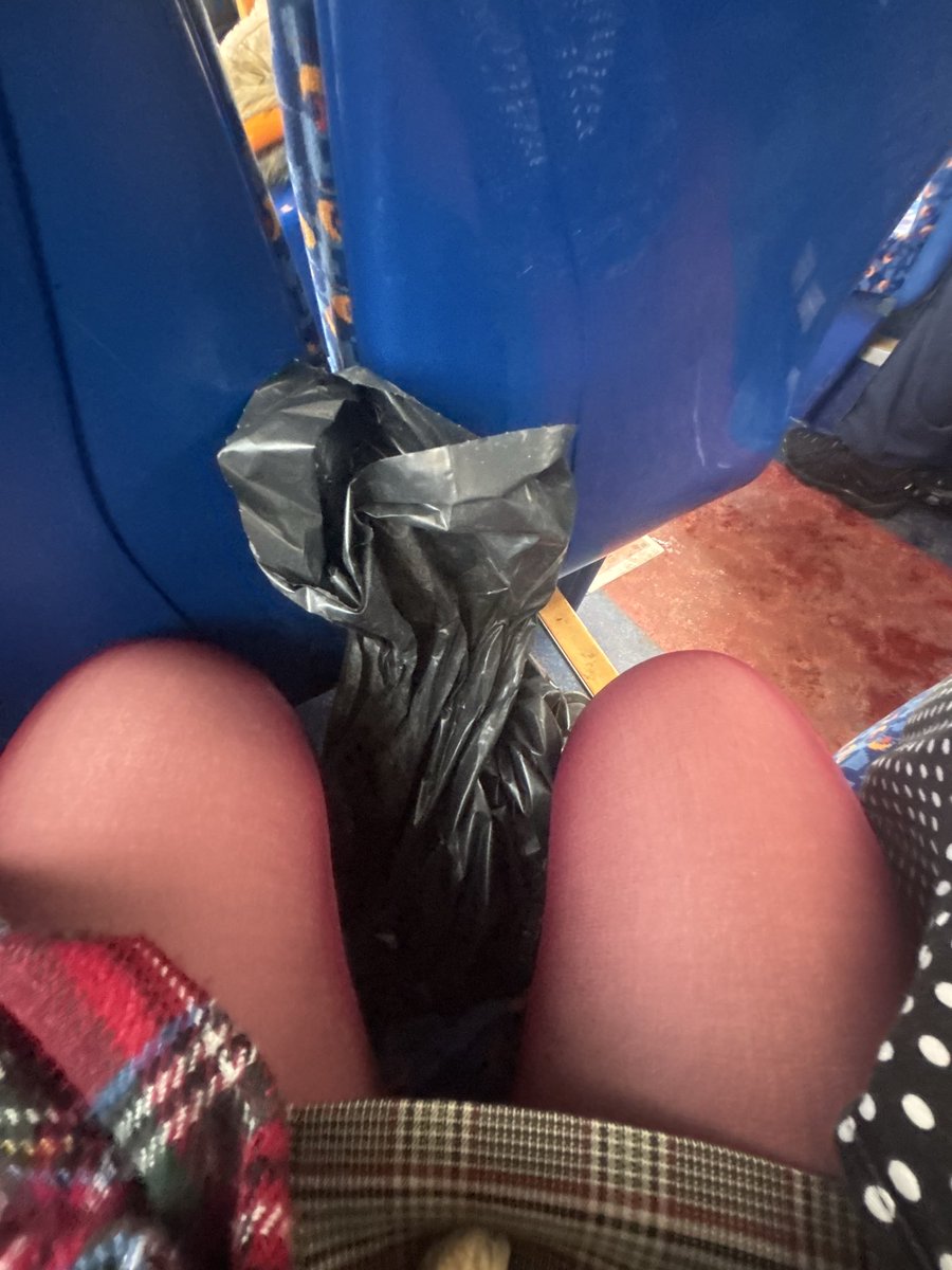 maisystewartyt's tweet photo. #milomonday first day back to college, had to lug a bin bag of parcels around with me all day looking very suspicious and watched lps popular in class https://t.co/v8i7yLTTPi